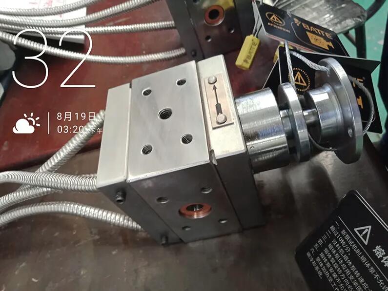 polymer melt pump in extruder